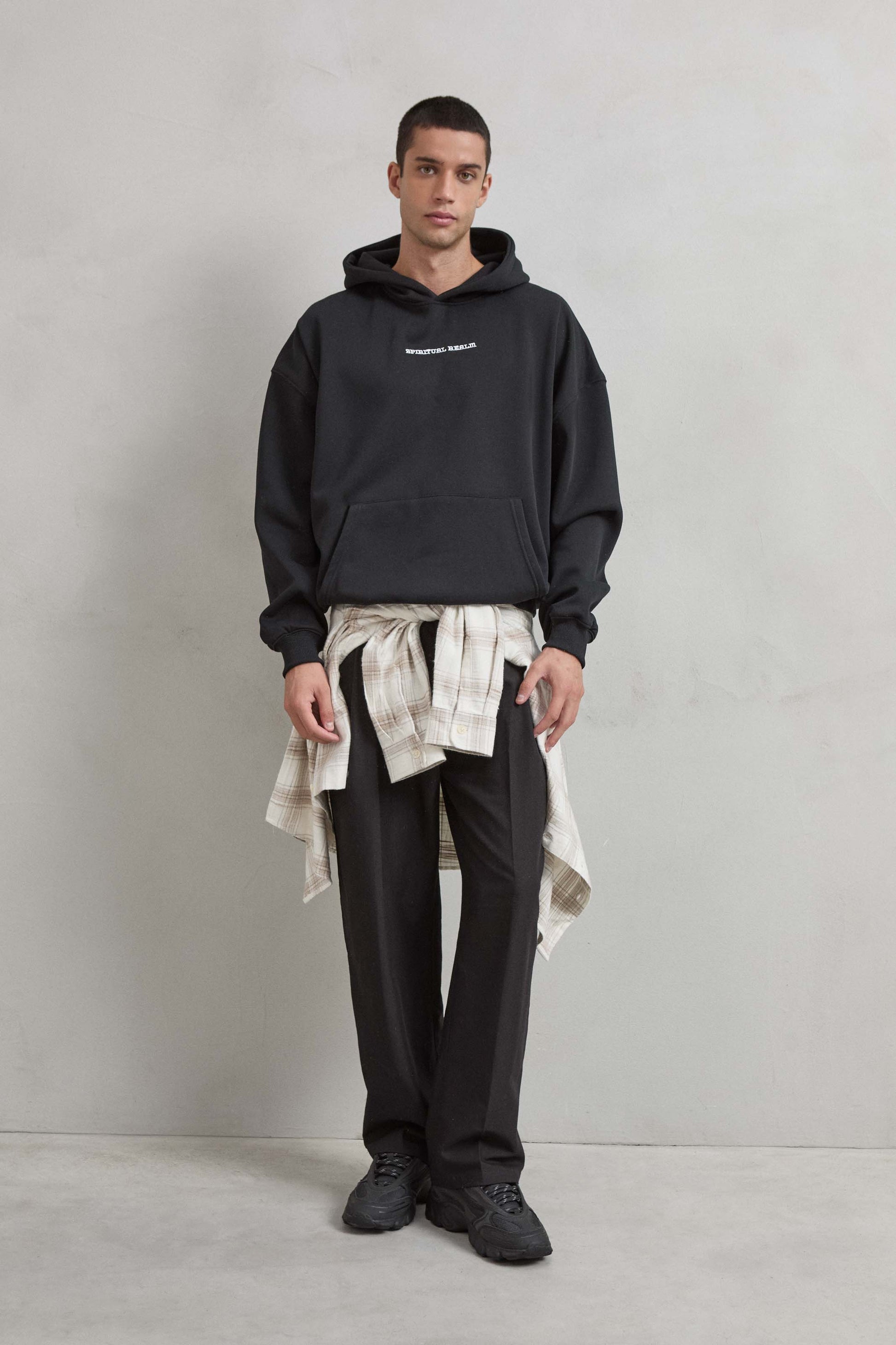 Look completo con sudadera negra SPIRITUAL BEAL y remolino