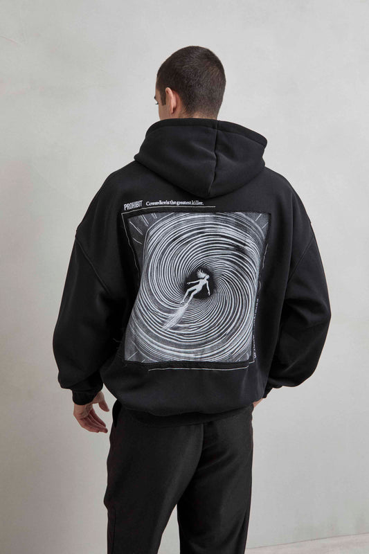 Sudadera negra con patchwork de persona cayendo en remolino
