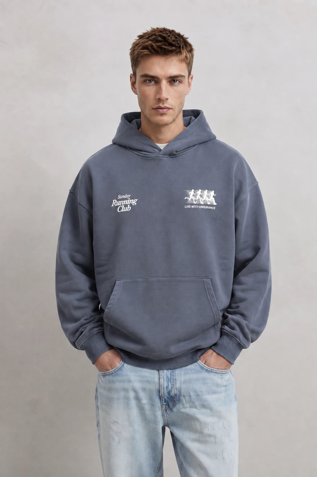 Sudadera azul grisácea oversize de hombre con capucha y gráficos Sunday Running Club en el pecho