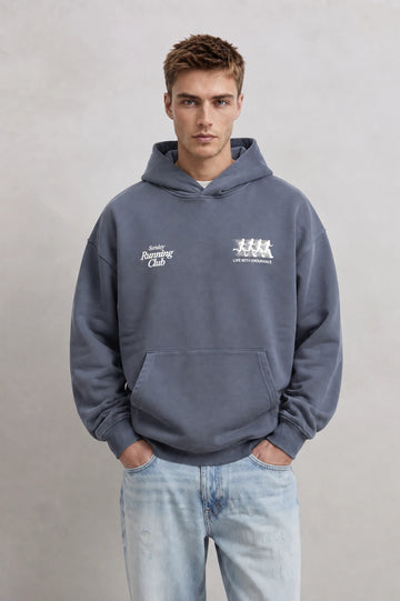 Sudadera azul grisácea oversize de hombre con capucha y gráficos Sunday Running Club en el pecho