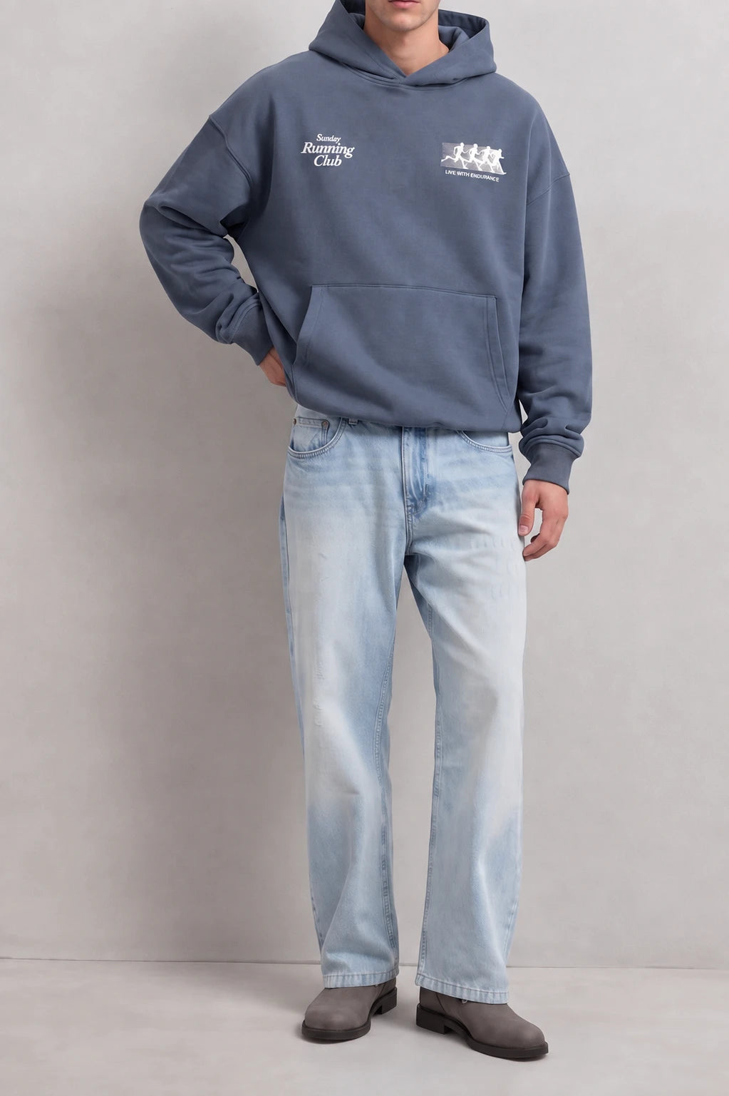 Look frontal con sudadera azul oversize Sunday Running Club y vaqueros claros