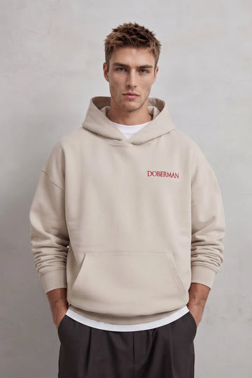 Sudadera beige oversize de hombre con capucha y letras rojas Doberman en el pecho