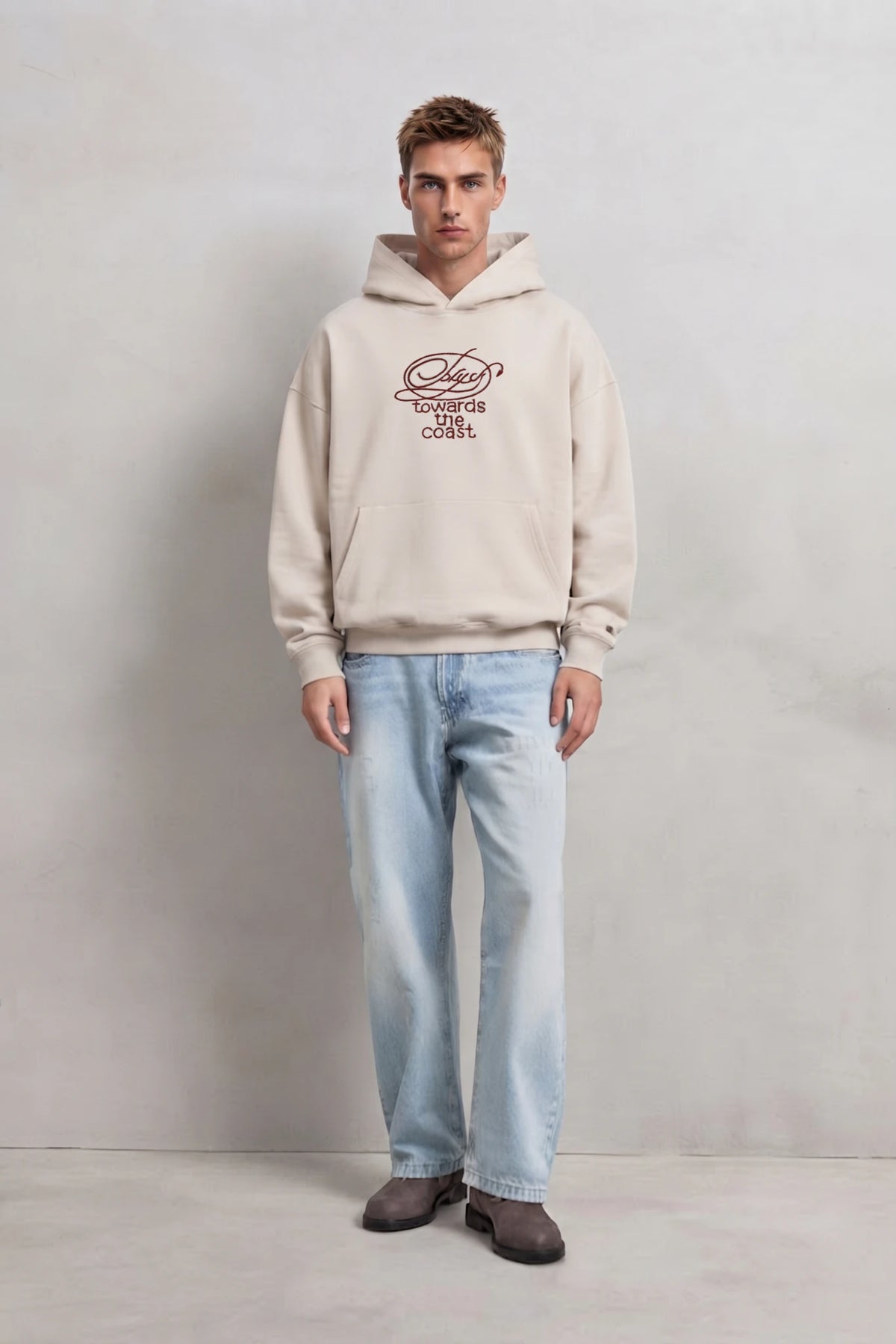 Vista frontal de cuerpo entero con sudadera beige y vaqueros claros