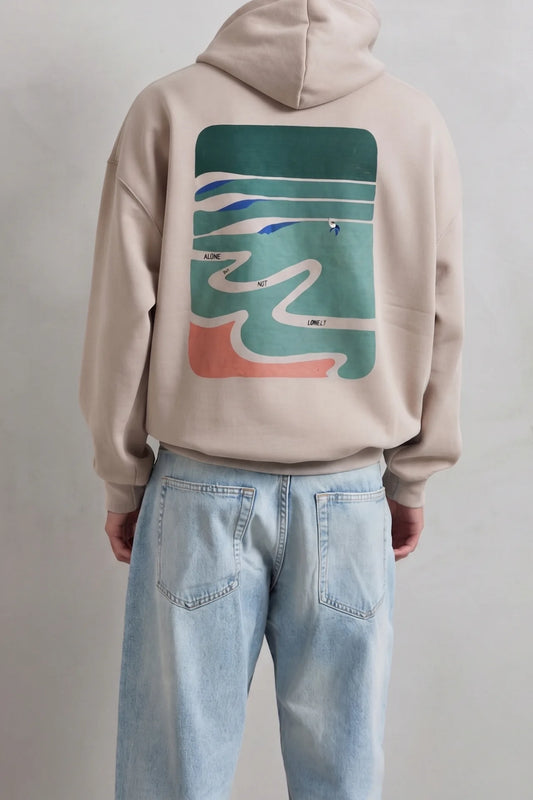 Espalda de sudadera beige con paisaje abstracto verde y camino sinuoso en tonos crema azul y terracota