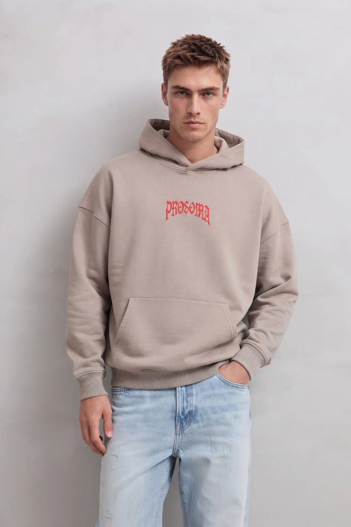 Sudadera beige grisáceo oversize de hombre con capucha y letras rojas PROSOMA en el pecho