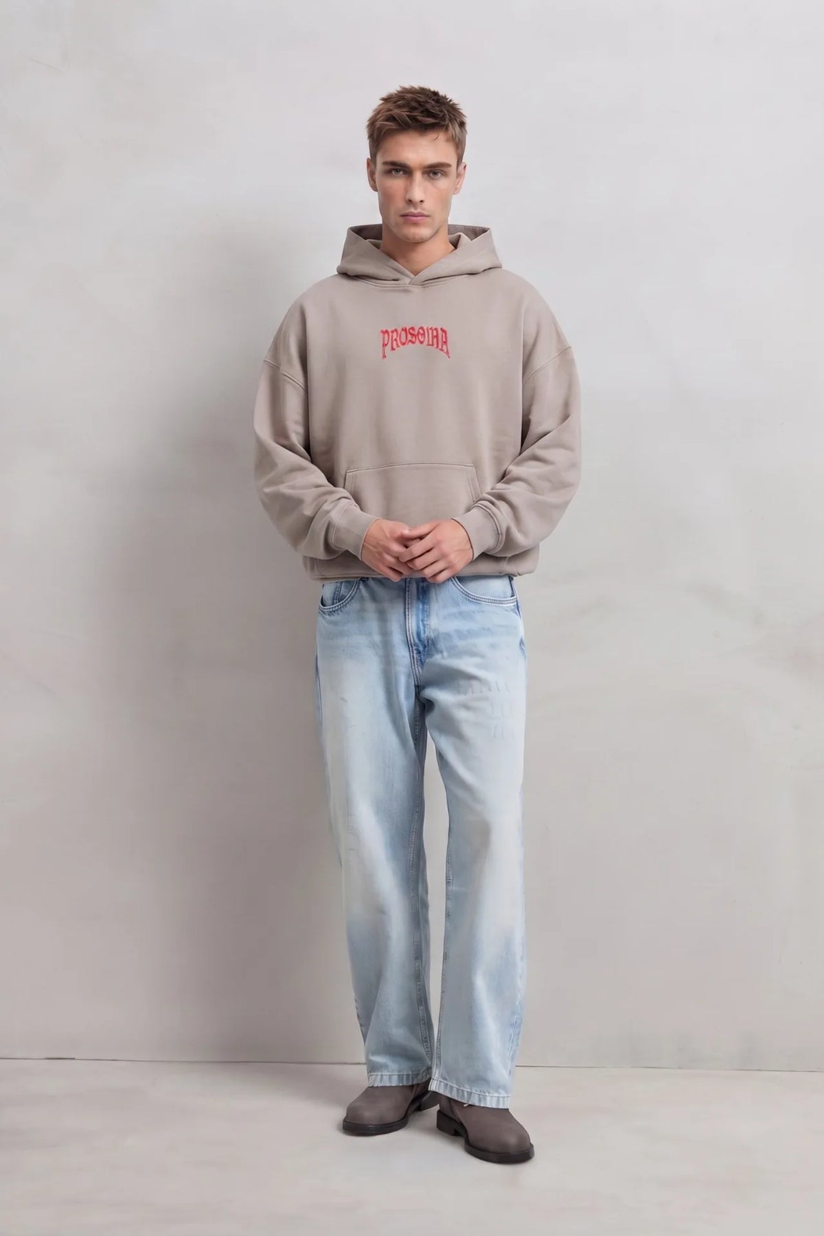 Look de cuerpo entero con sudadera beige PROSOMA y vaqueros claros