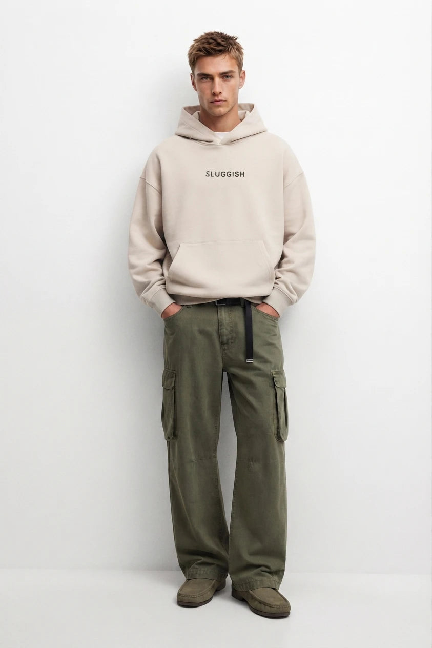 Vista frontal de cuerpo entero con sudadera beige Sluggish y pantalones cargo verdes