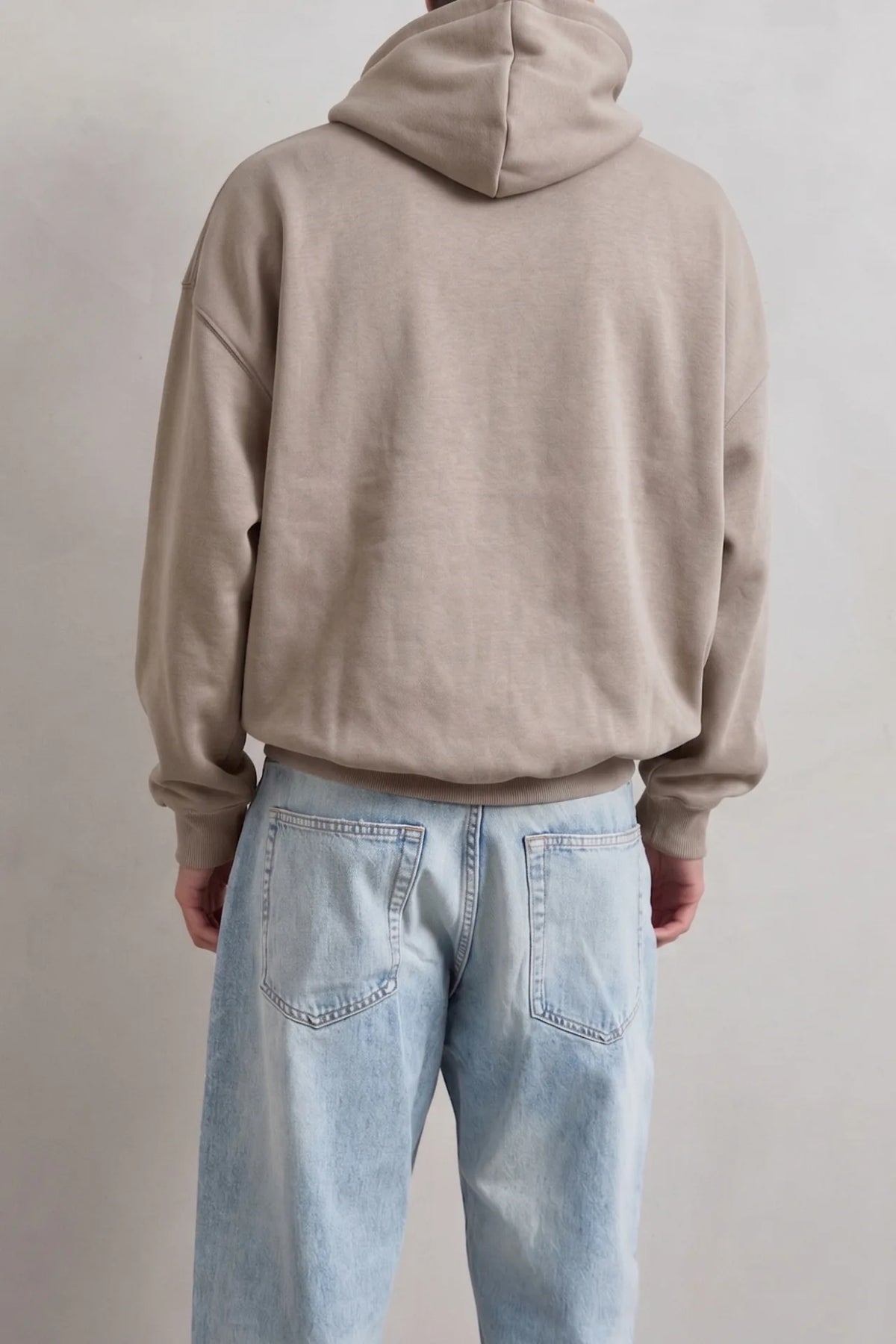 Espalda lisa de sudadera beige grisáceo con capucha, hombros caídos y bajo acanalado