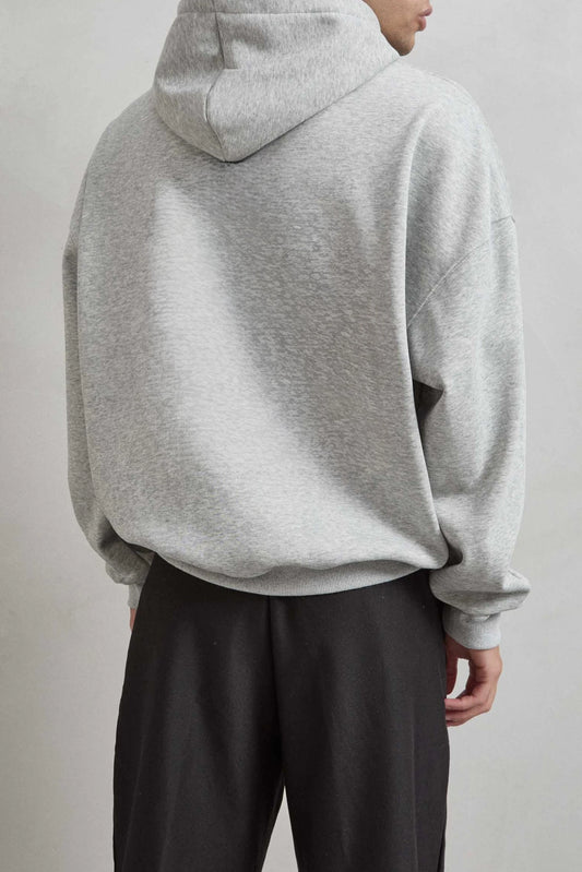 Vista posterior de medio cuerpo de sudadera gris jaspe con capucha y espalda lisa