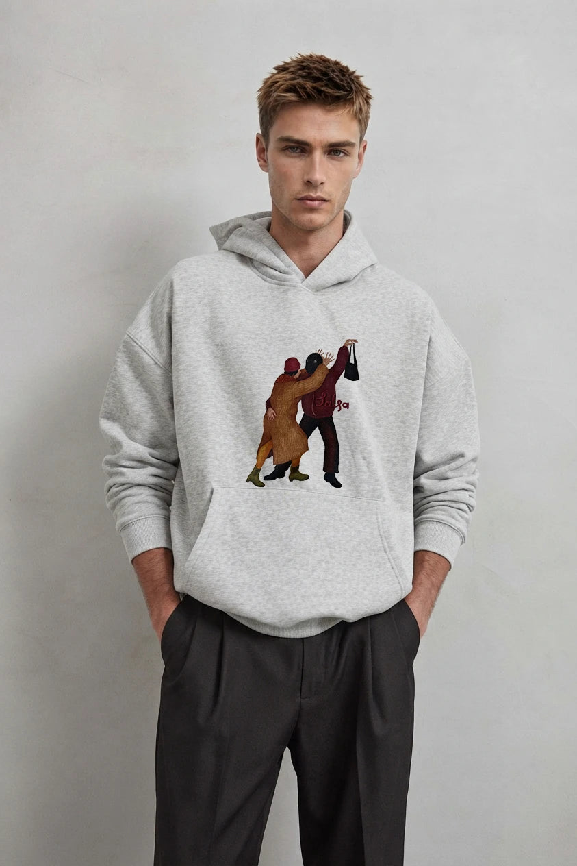 Sudadera gris jaspe oversize con capucha y gráfico de pareja bailando, vista frontal de medio cuerpo