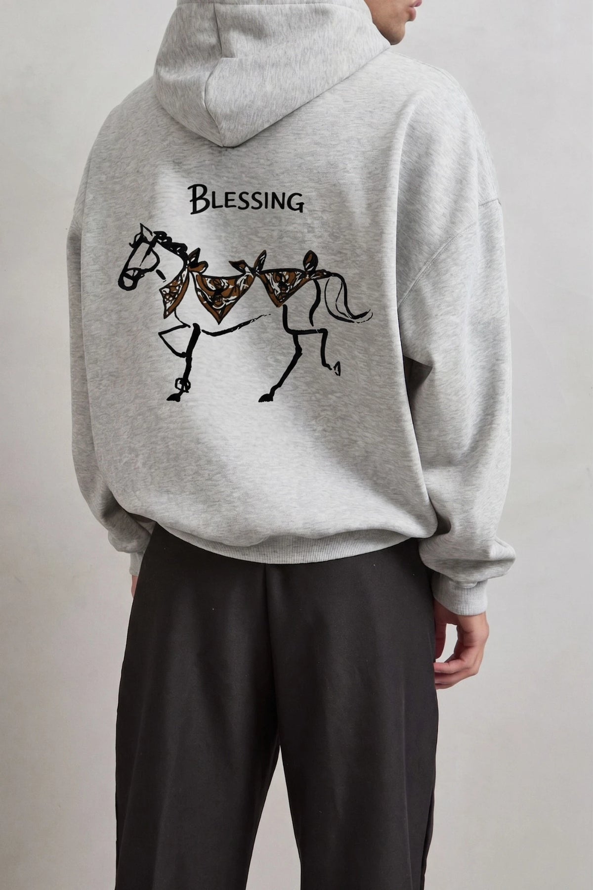 Estampado trasero Blessing con caballo y pañuelos marrones en sudadera gris jaspe
