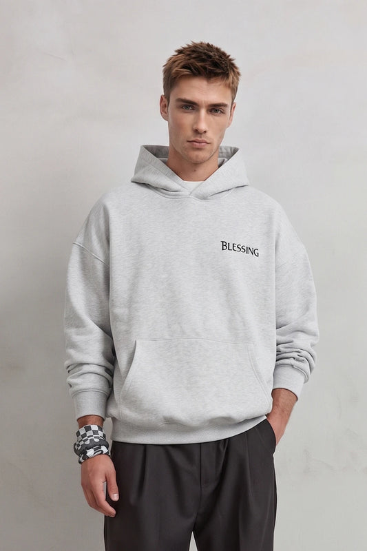 Sudadera gris jaspe oversize de hombre con capucha y texto Blessing en el pecho, vista frontal