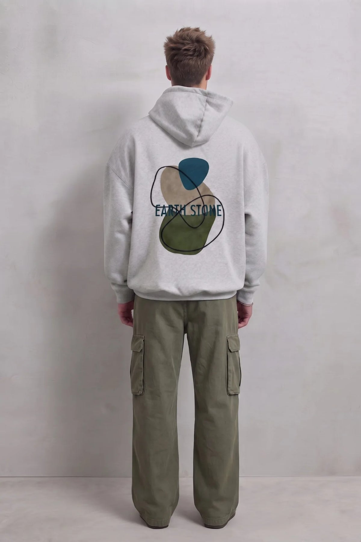 Vista trasera de sudadera gris Earth Stone con formas abstractas azules, beige y verdes