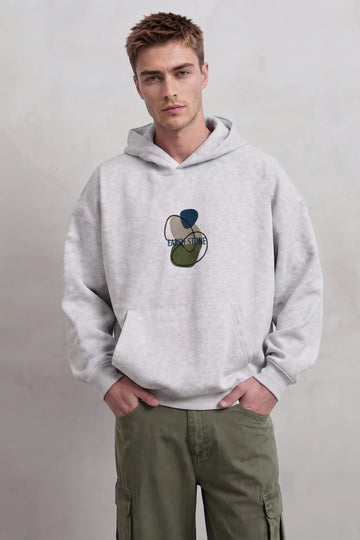 Sudadera gris claro oversize de hombre con capucha y gráfico abstracto Earth Stone en el pecho