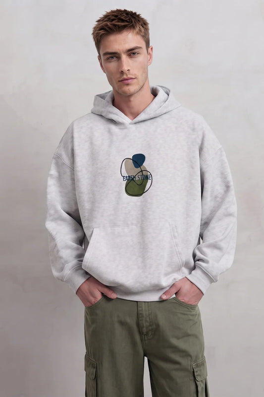 Sudadera gris claro oversize de hombre con capucha y gráfico abstracto Earth Stone en el pecho
