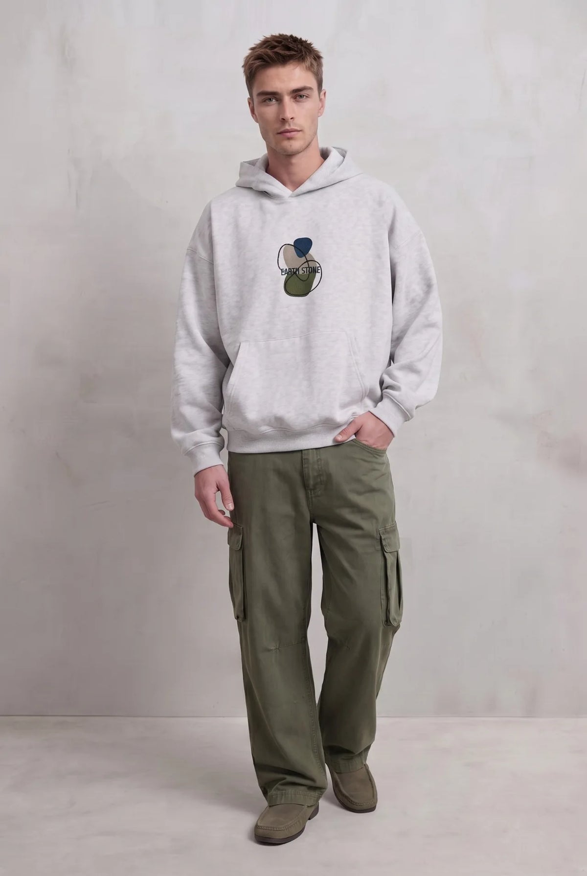 Look de cuerpo entero con sudadera gris Earth Stone y pantalones cargo verdes