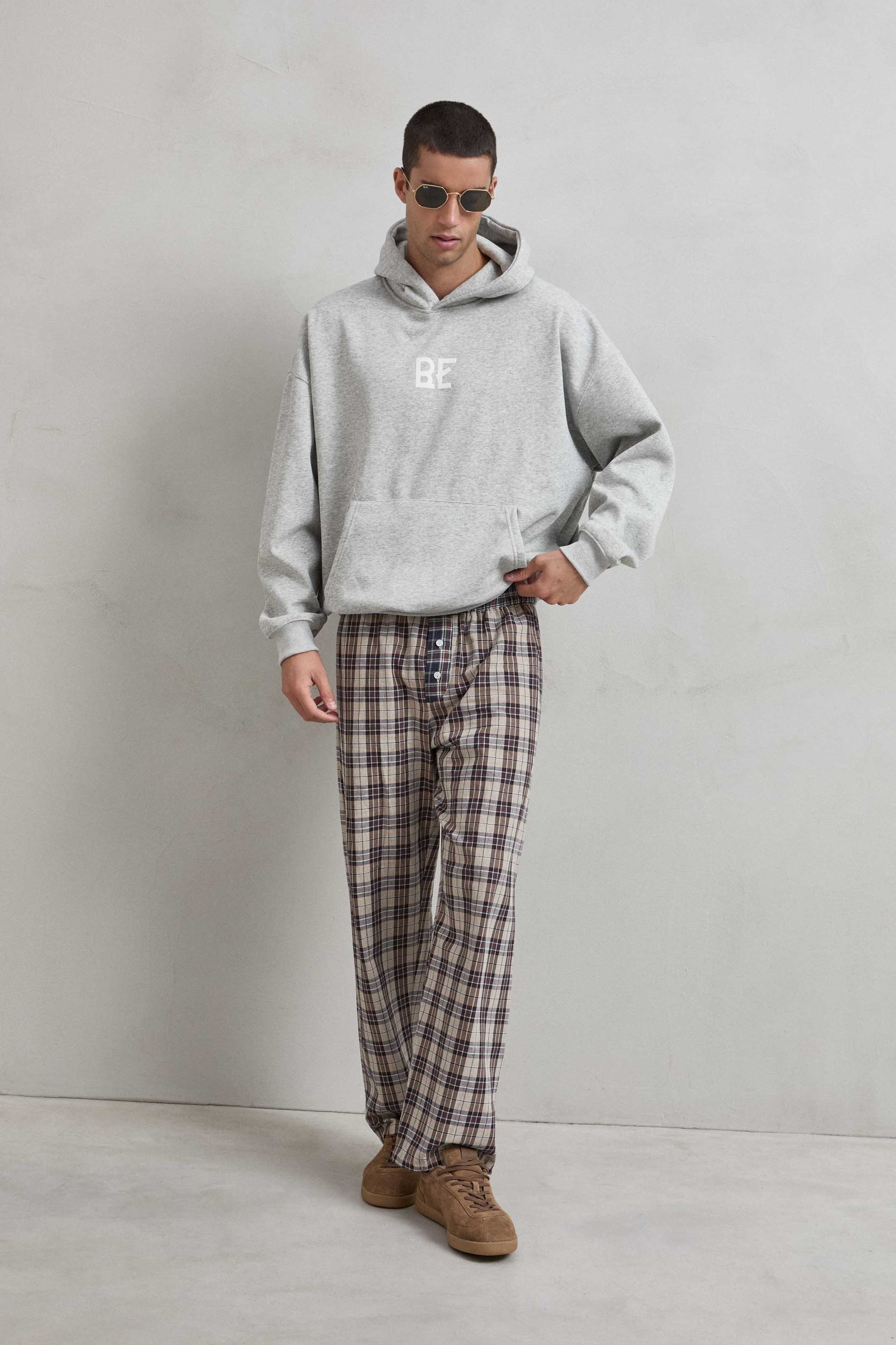 Sudadera gris jaspe con estampado delantero “BE”