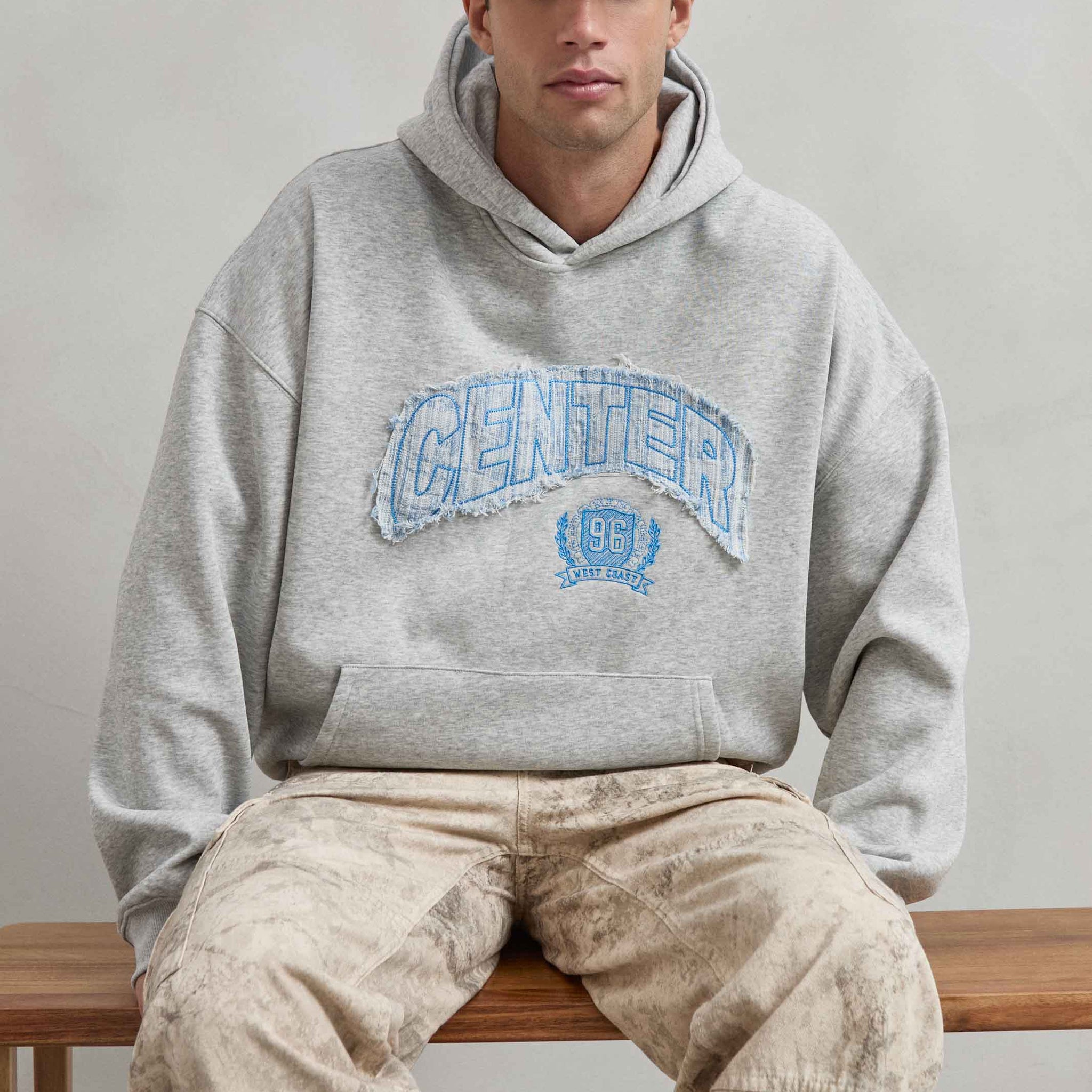 Sudadera gris jaspe con parche en chenilla “CENTER” vista frontal