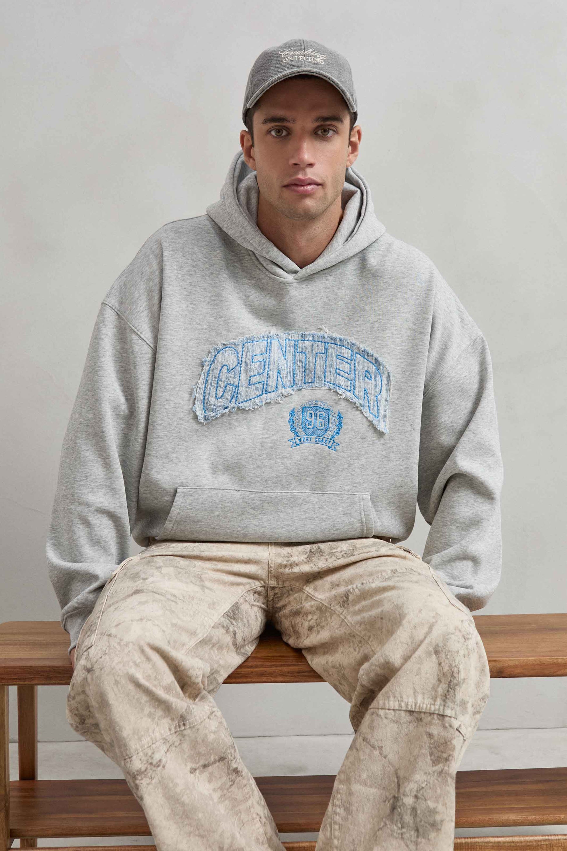 Sudadera gris jaspe con parche en chenilla “CENTER” vista frontal