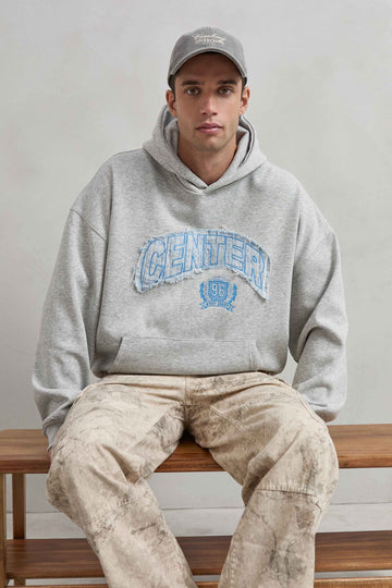 Sudadera gris jaspe con parche en chenilla “CENTER” vista frontal