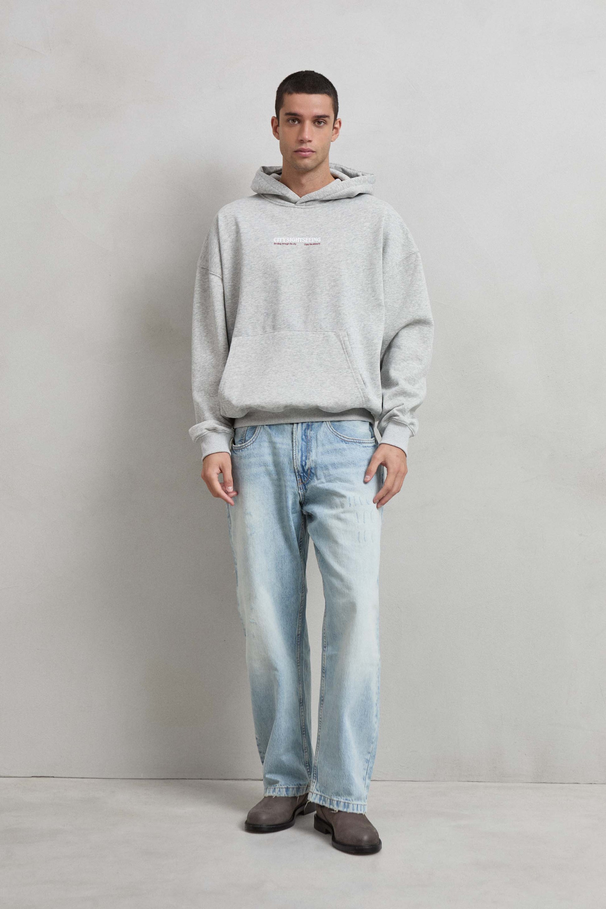 Sudadera gris jaspe con estampado puff CITYSIGHTSEEING en el frente