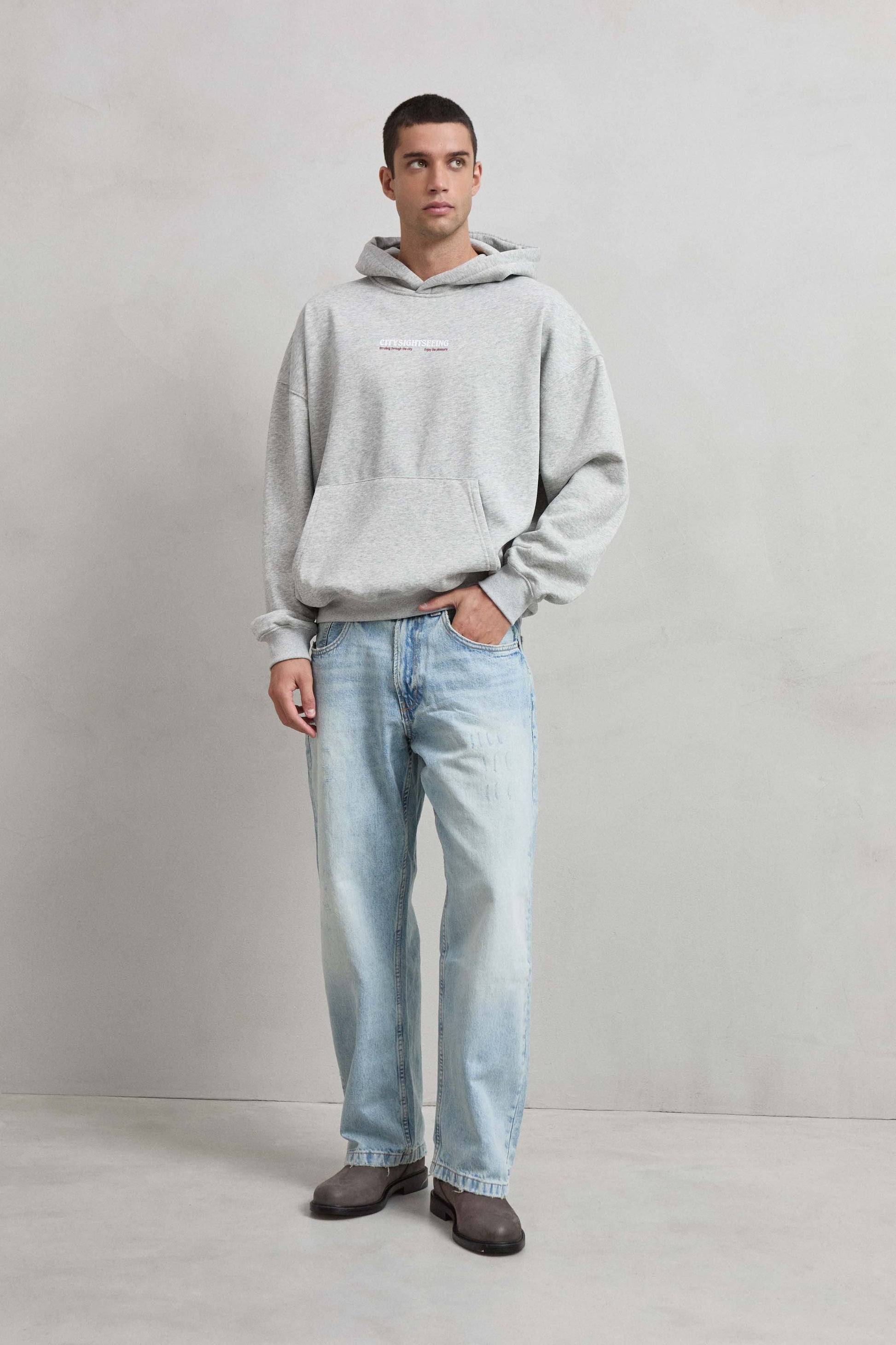 Look completo con sudadera gris jaspe CITYSIGHTSEEING y código de barras