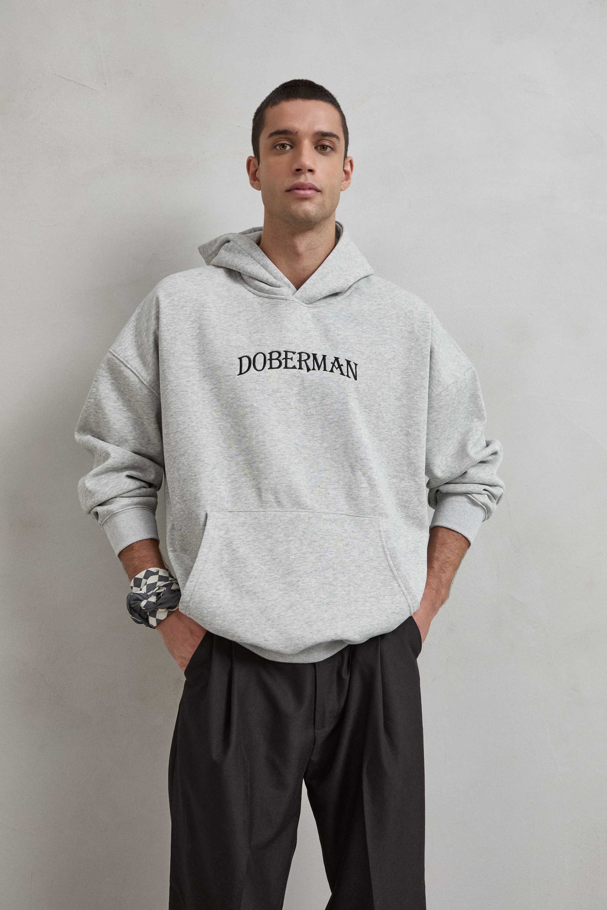 Sudadera gris jaspe con bordado delantero “DOBERMAN”