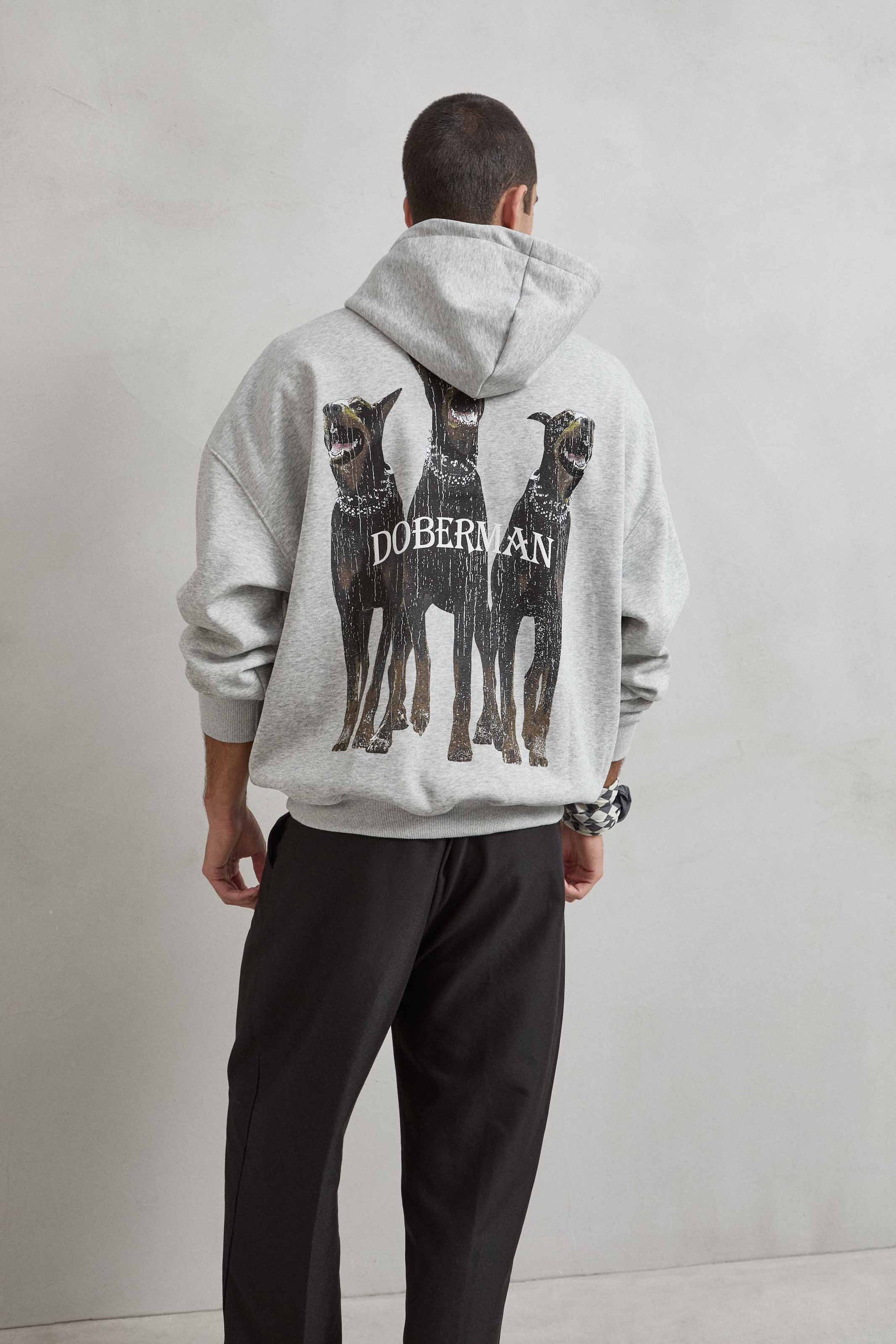 Vista trasera con estampado “DOBERMAN” y tres perros dóberman estilo vintage