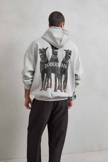 Vista trasera con estampado “DOBERMAN” y tres perros dóberman estilo vintage