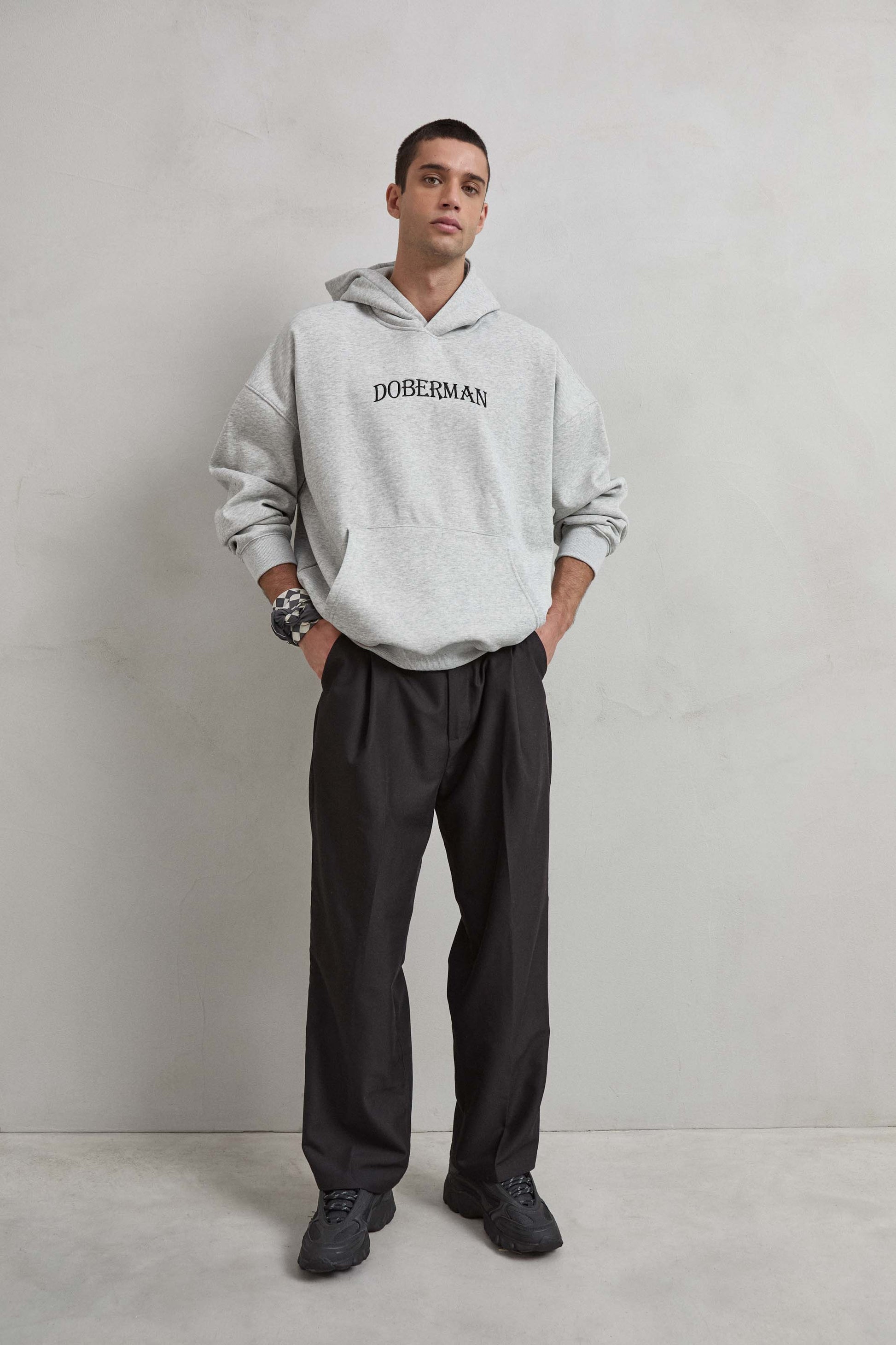 Look completo con sudadera gris jaspe bordada y estampada “DOBERMAN”