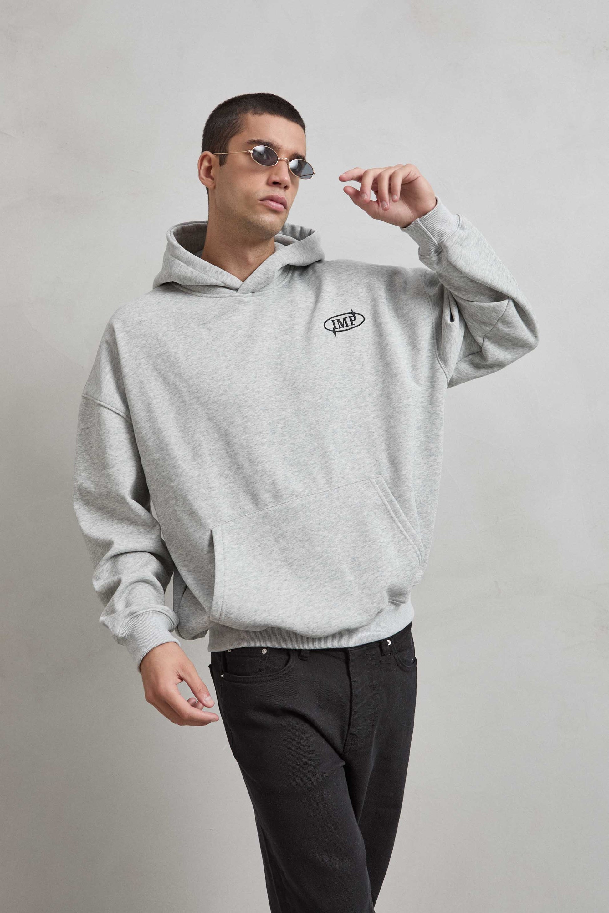 Sudadera gris jaspe con bordado delantero “IMP”
