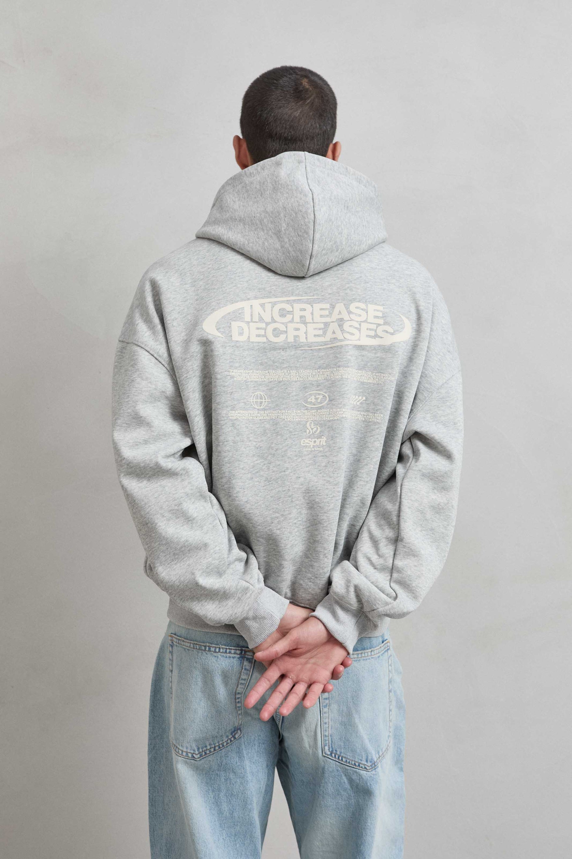 Vista trasera de sudadera gris jaspe con estampado INCREASE / DECREASES