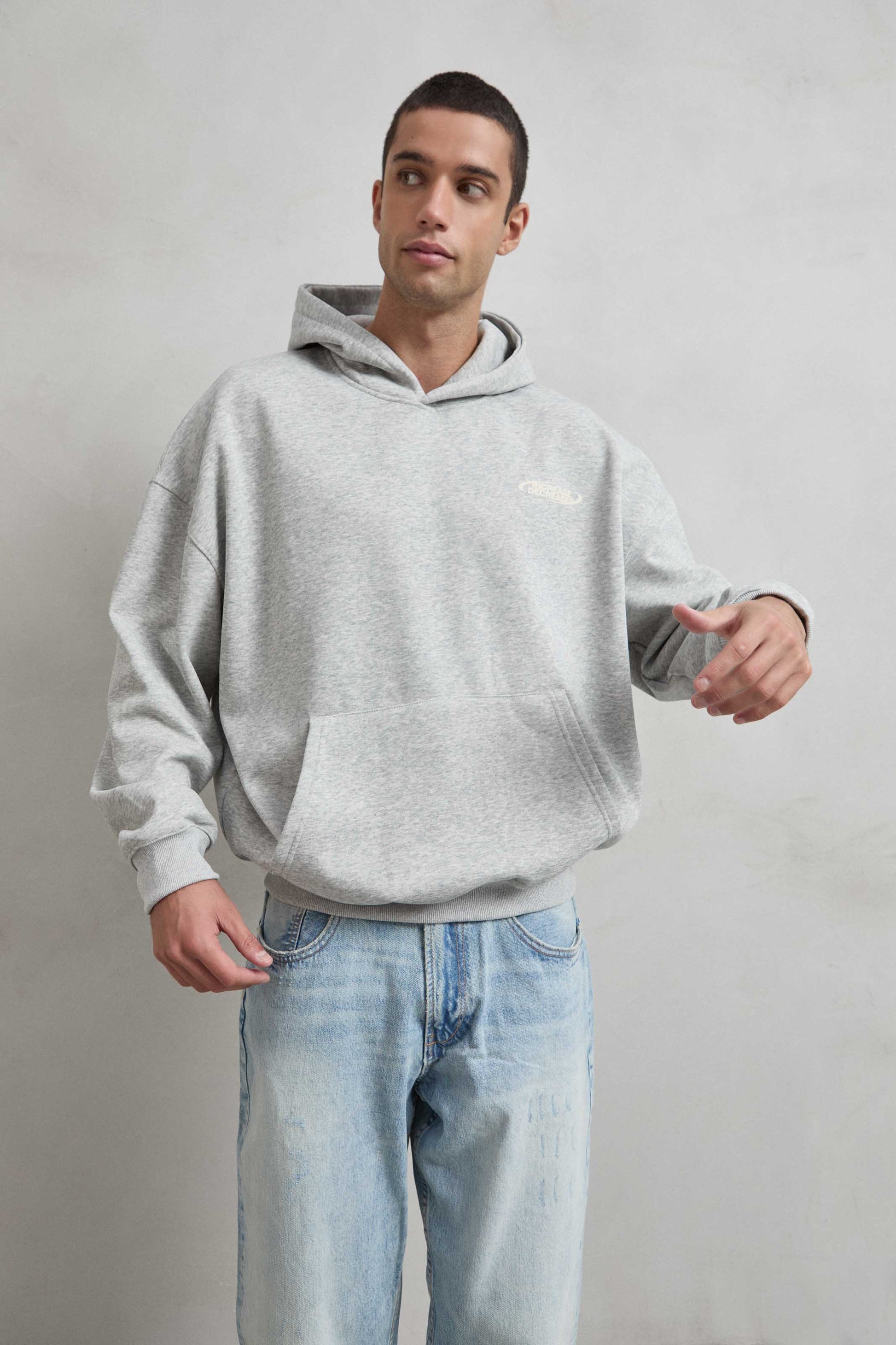 Sudadera gris jaspe con estampado delantero INCREASE / DECREASES en serigrafía