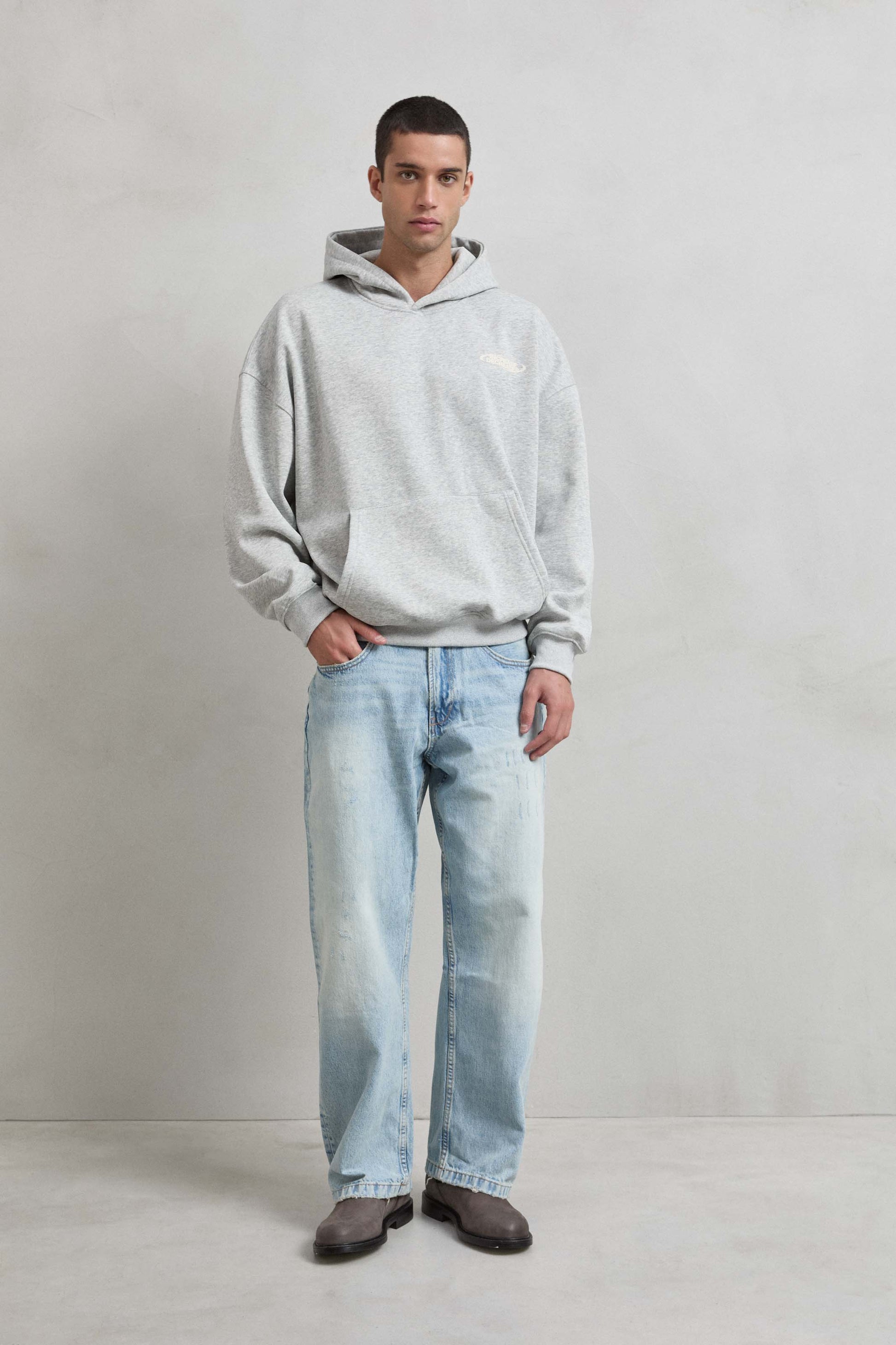 Detalle de la serigrafía INCREASE / DECREASES en sudadera gris jaspe