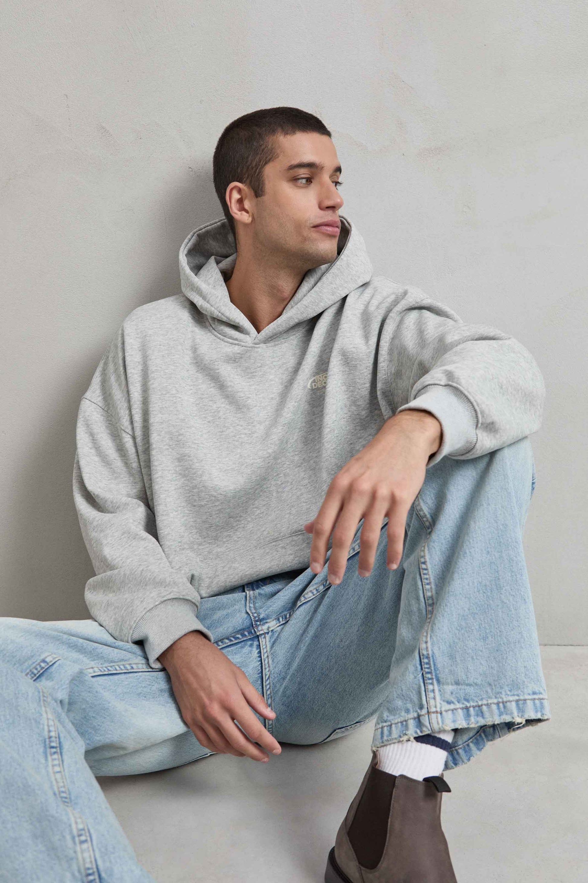 Sudadera gris jaspe oversize boxy fit vista lateral
