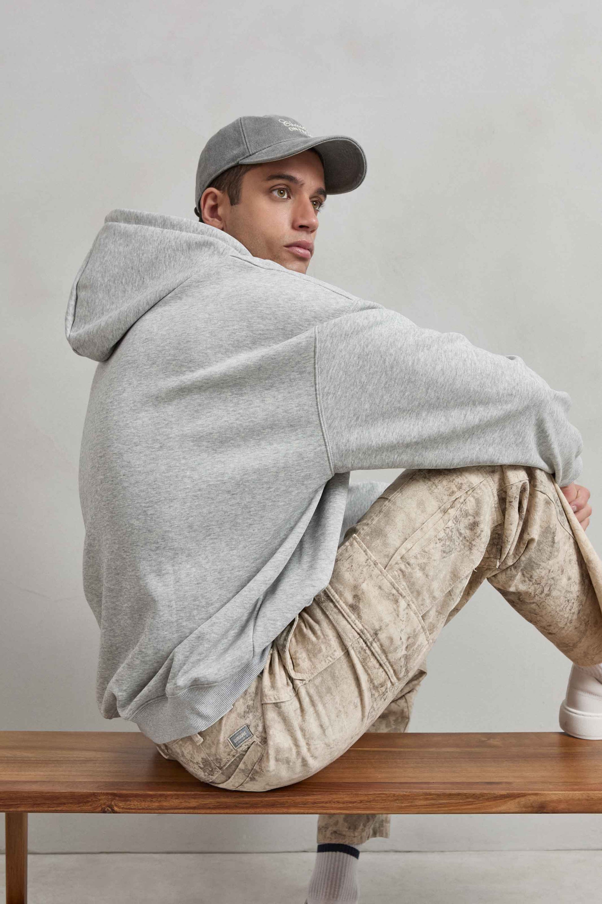 Vista trasera de la sudadera gris jaspe oversize