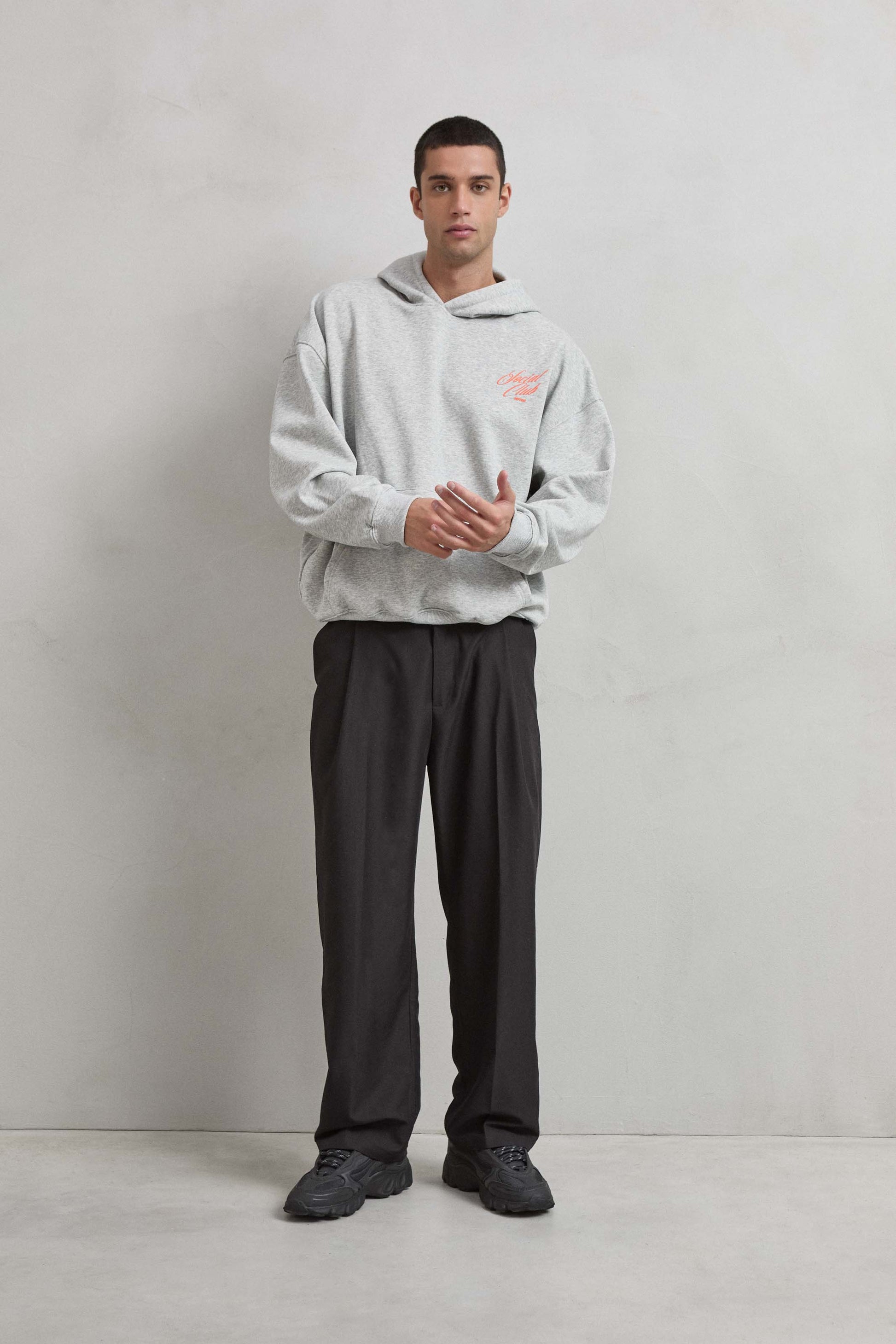 Look completo con sudadera gris jaspe estampada “SOCIAL CLUB / IMPERIO” y gráfico columna griega