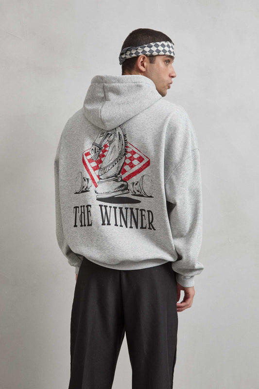 Sudadera gris jaspe con estampado trasero THE WINNER y piezas de ajedrez