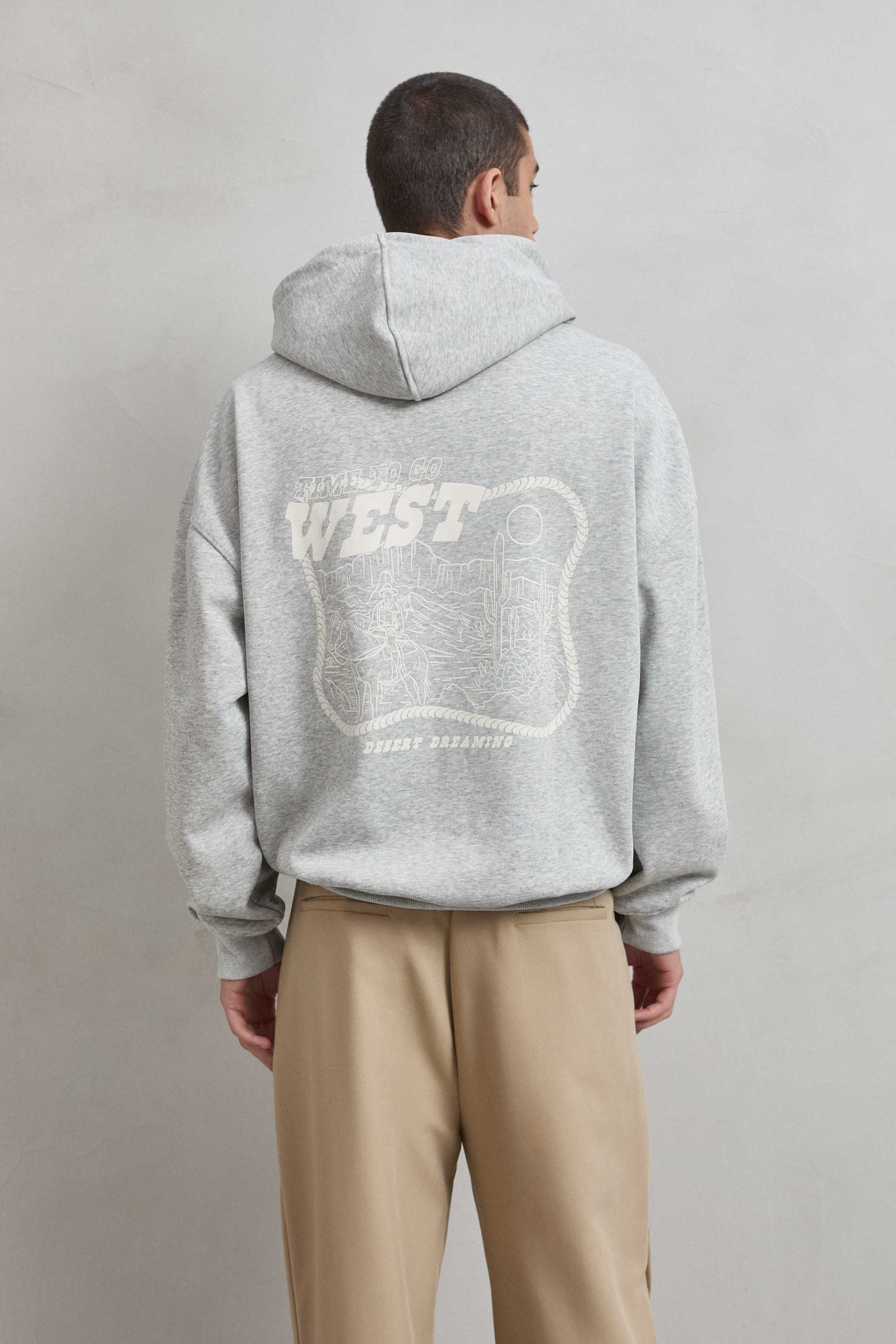 Vista trasera de sudadera gris jaspe con estampado TIME TO GO WEST y gráfico de vaquero