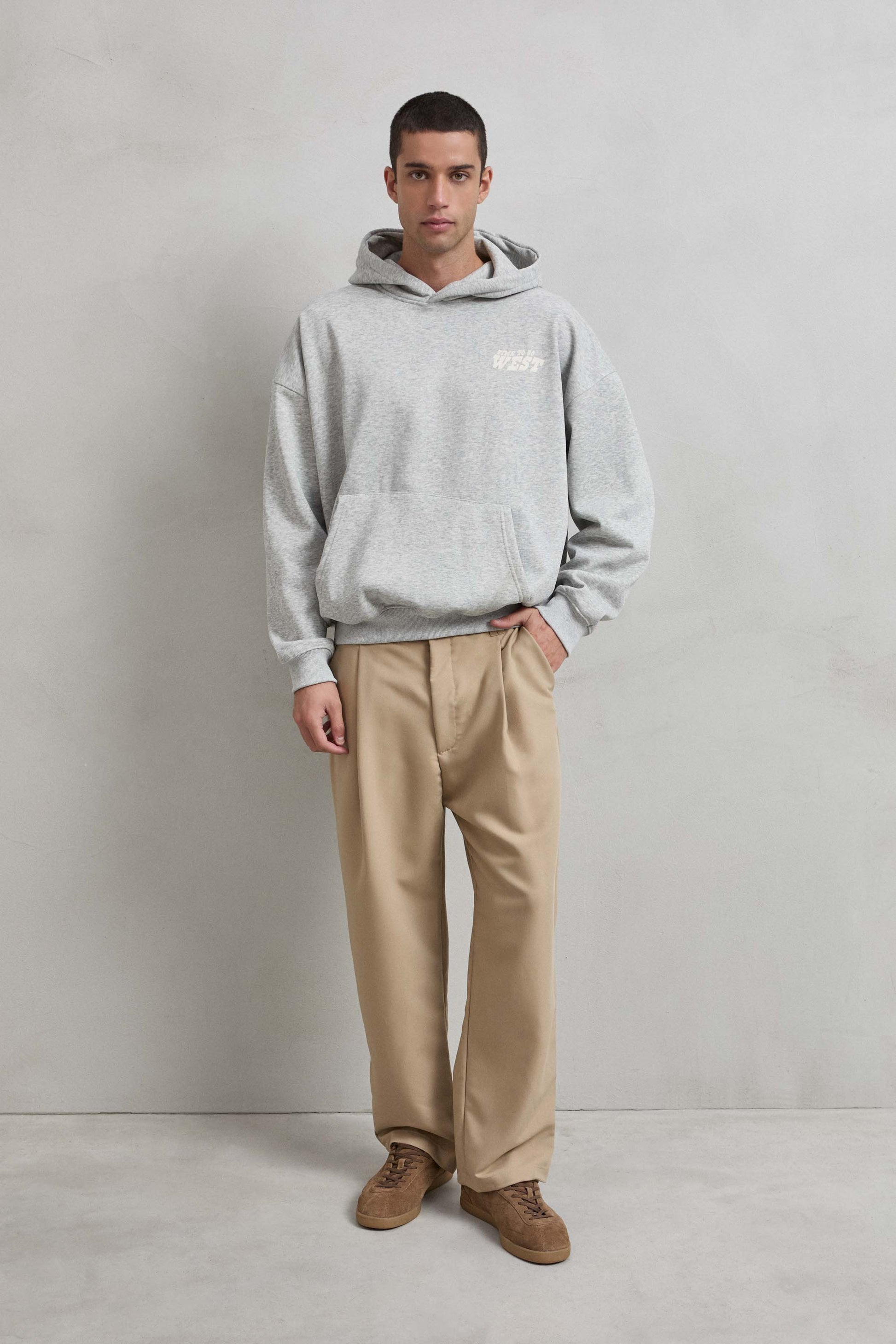 Look completo con sudadera gris jaspe estampada TIME TO GO WEST