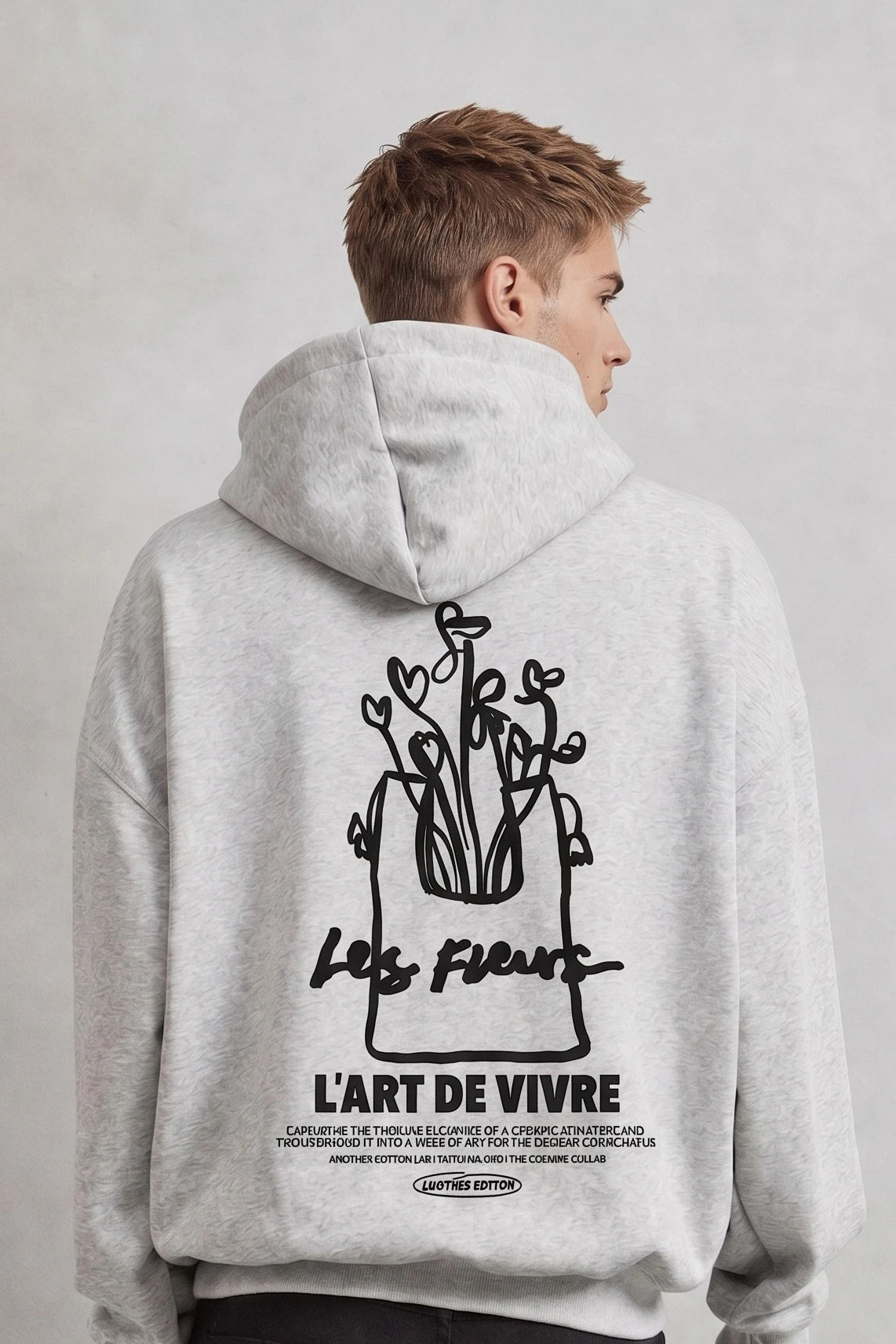 Espalda de sudadera gris con jarrón de flores en negro y texto Les Fleurs L’art de vivre