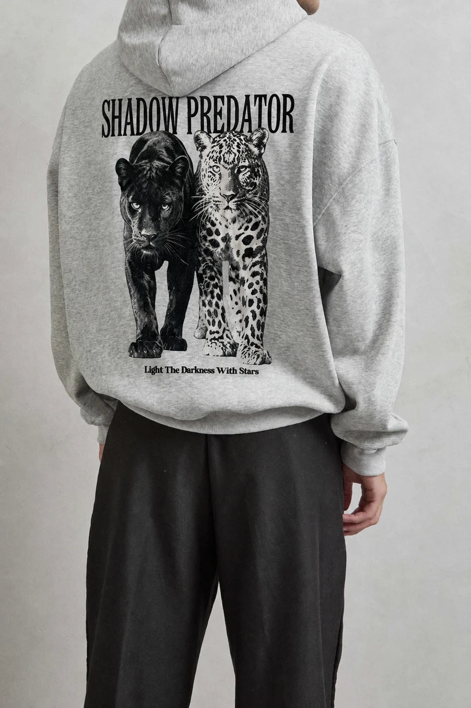 Espalda de sudadera gris con pantera negra, leopardo y texto Shadow Predator