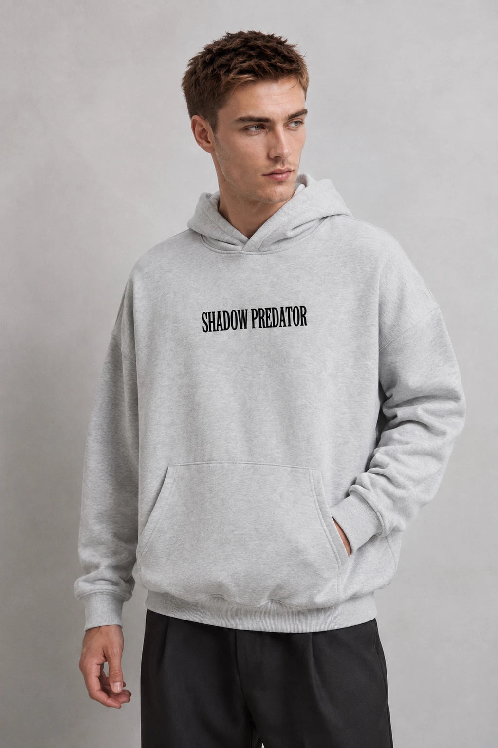 Sudadera gris jaspe oversize de hombre con capucha y texto Shadow Predator, vista frontal