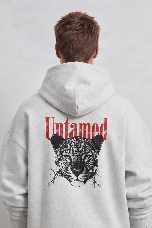 Espalda de sudadera gris con cabeza de leopardo negra y texto Untamed en rojo