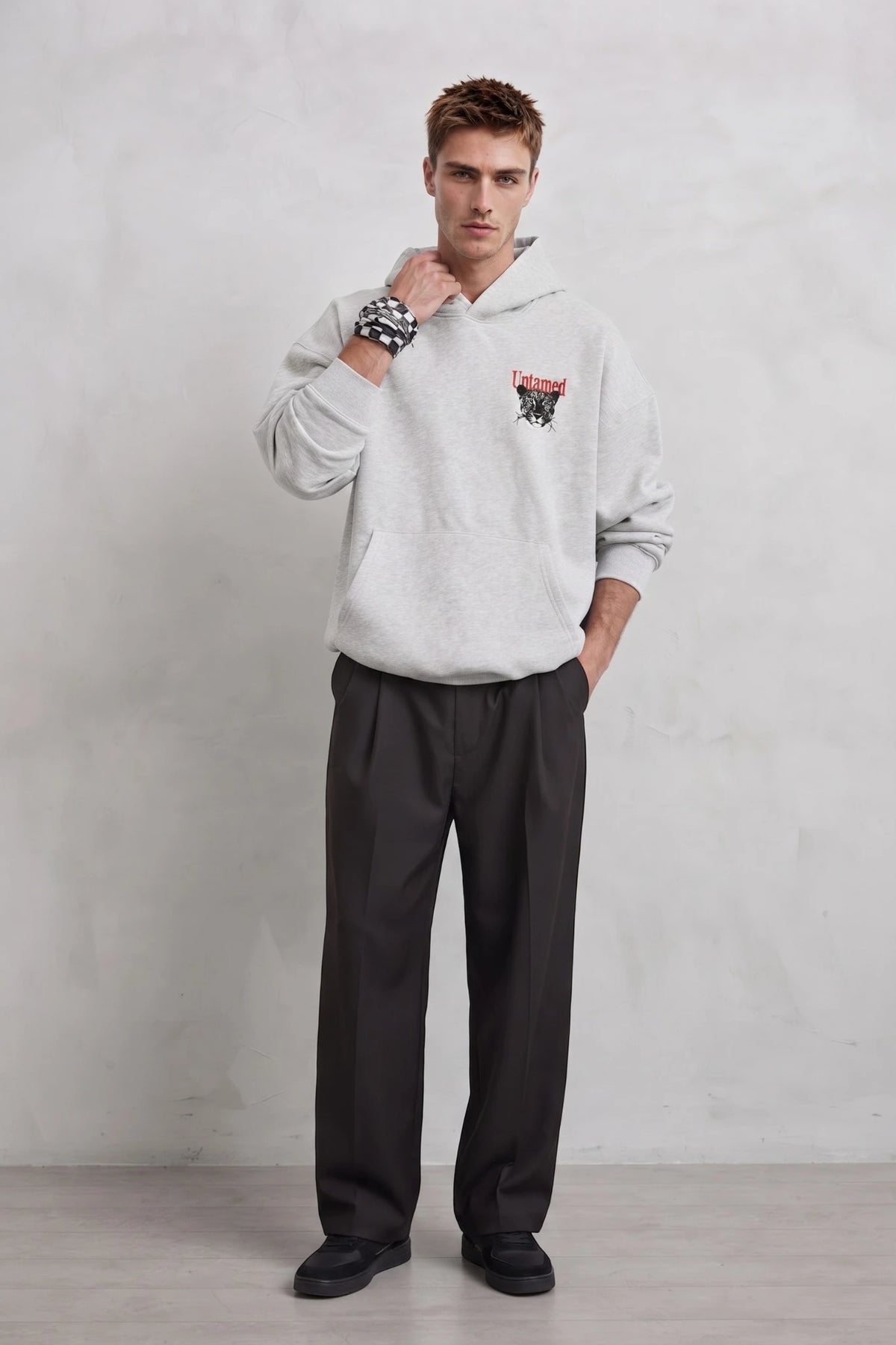 Sudadera gris jaspe oversize de hombre con capucha y gráfico Untamed, vista de cuerpo entero