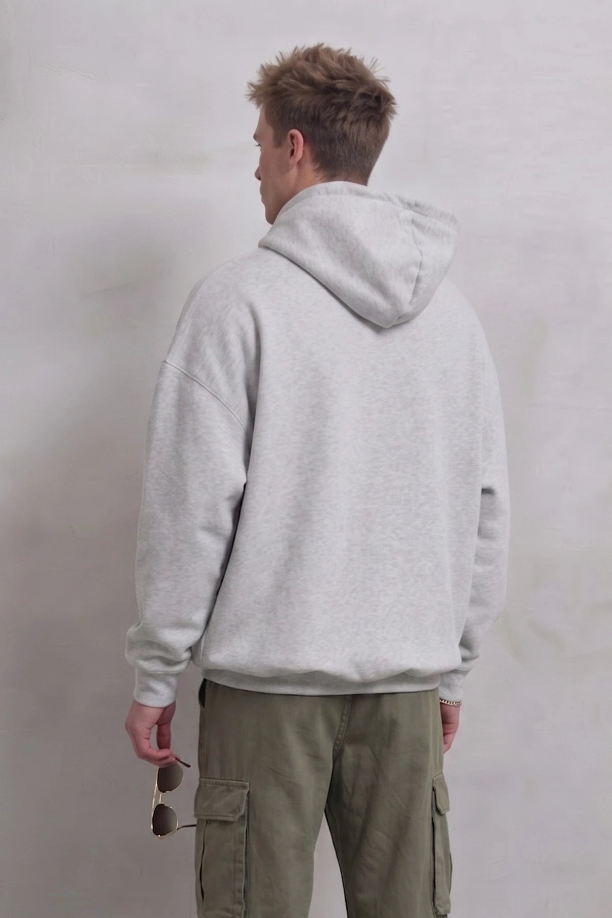Espalda lisa de sudadera gris jaspe oversize con capucha