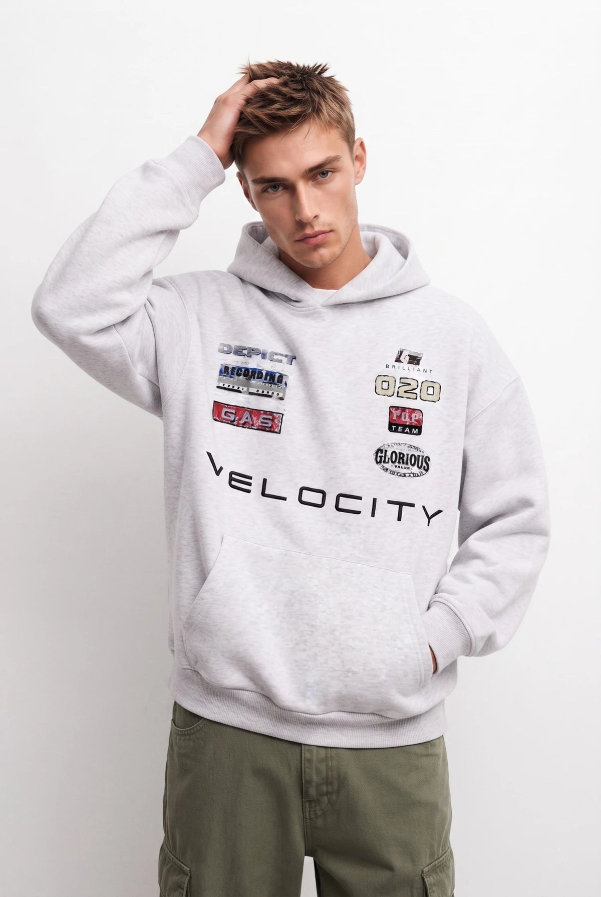 Sudadera gris jaspe oversize de hombre con capucha, gráficos multicolor y texto Velocity, vista frontal