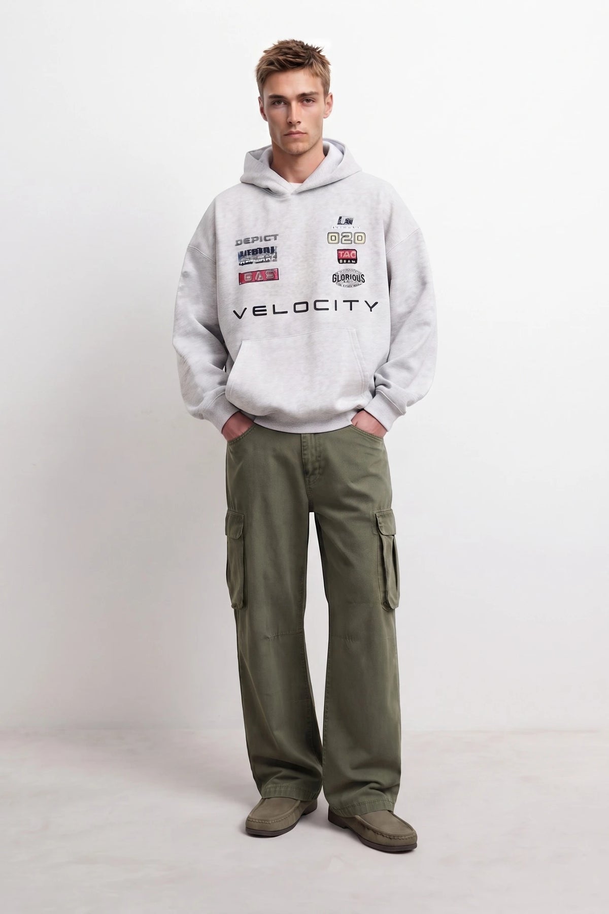 Vista frontal de cuerpo entero con sudadera gris Velocity y pantalones cargo verdes