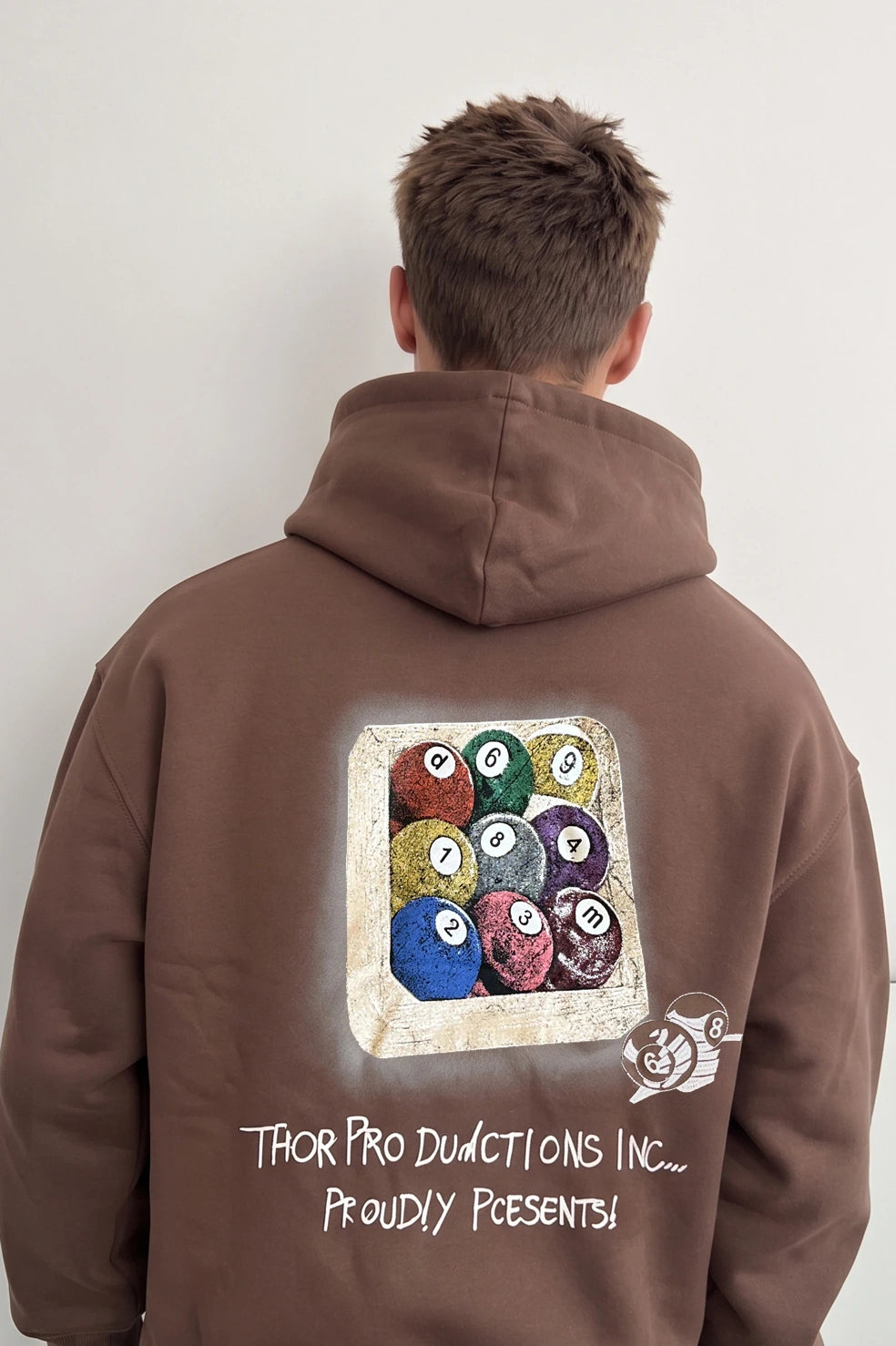Estampado de bolas de billar multicolor en la espalda de una sudadera marrón