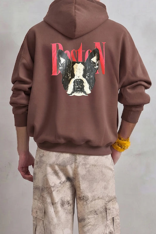 Espalda de sudadera marrón con gran gráfico de perro en blanco y negro y letras rojas Boston